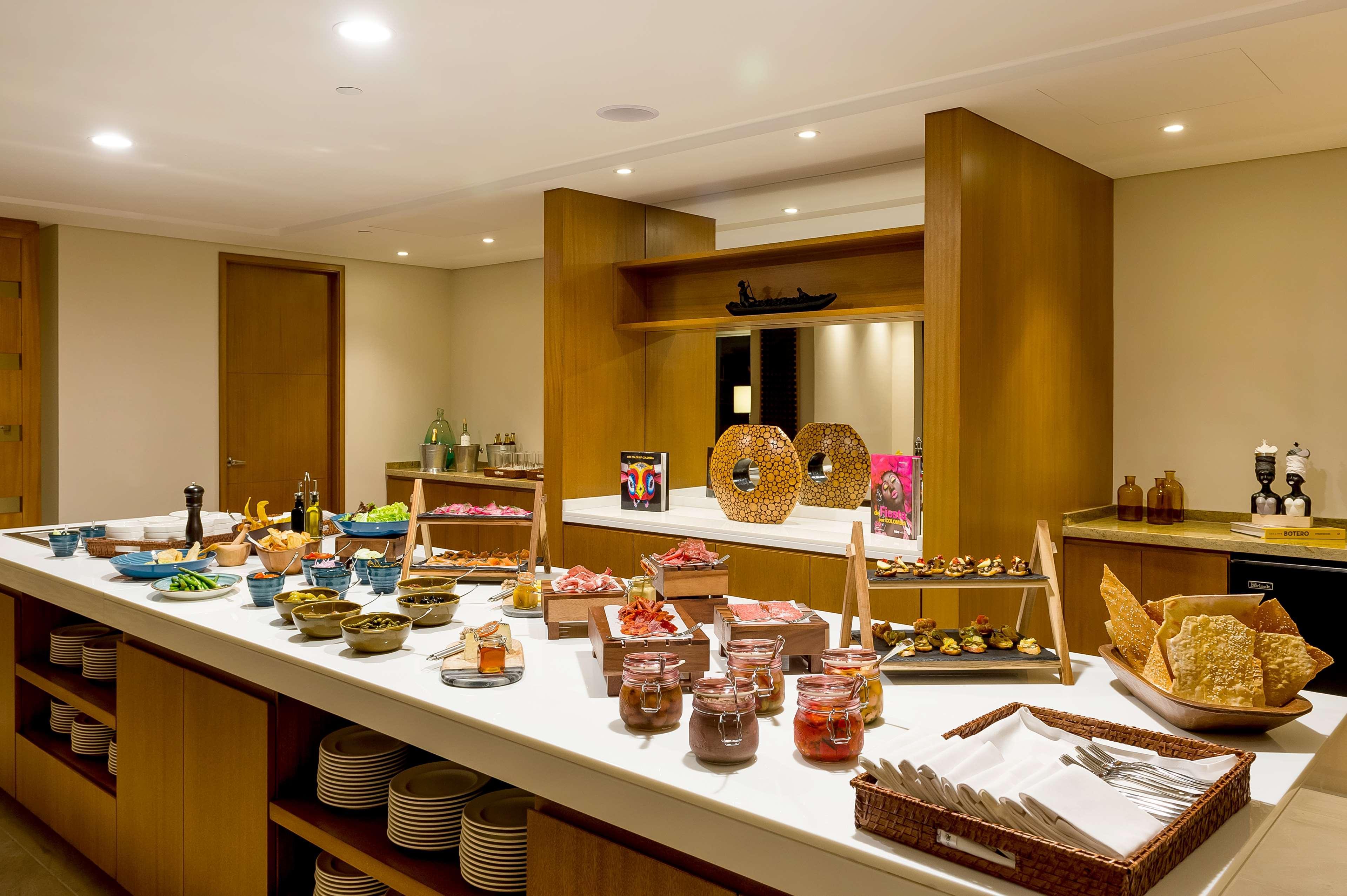 Hyatt Regency Cartagena Hotel Bagian luar foto A buffet at a hotel